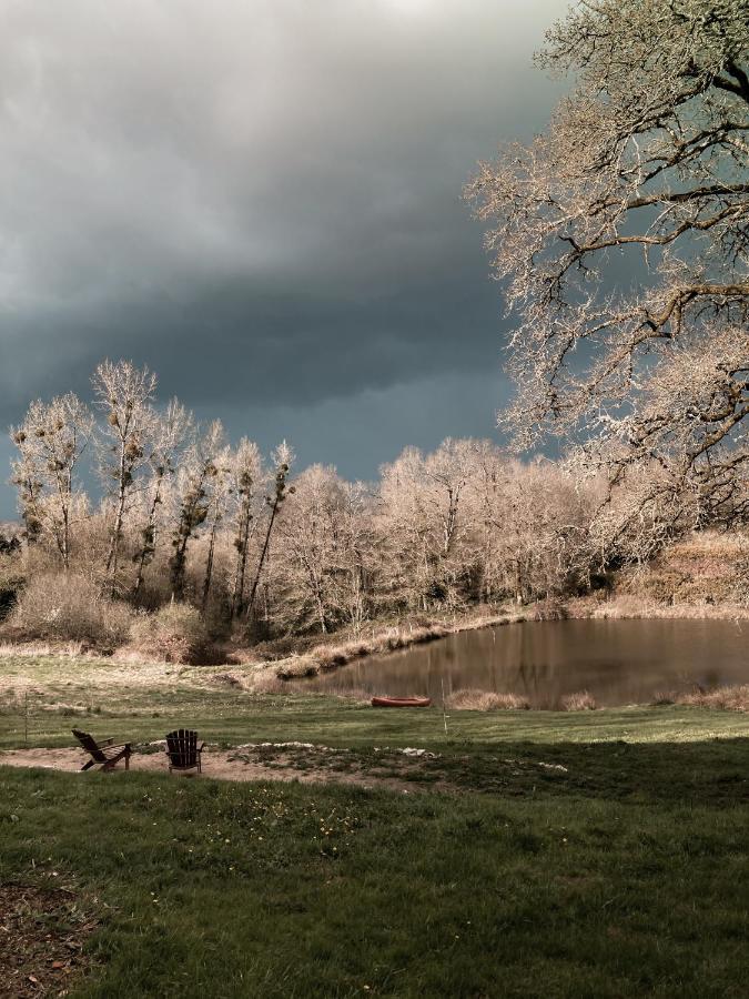 La Ferme Du Pont De Maumy, Cabane Au Bord De L'Etang Et Bain Nordique Busserolles Esterno foto