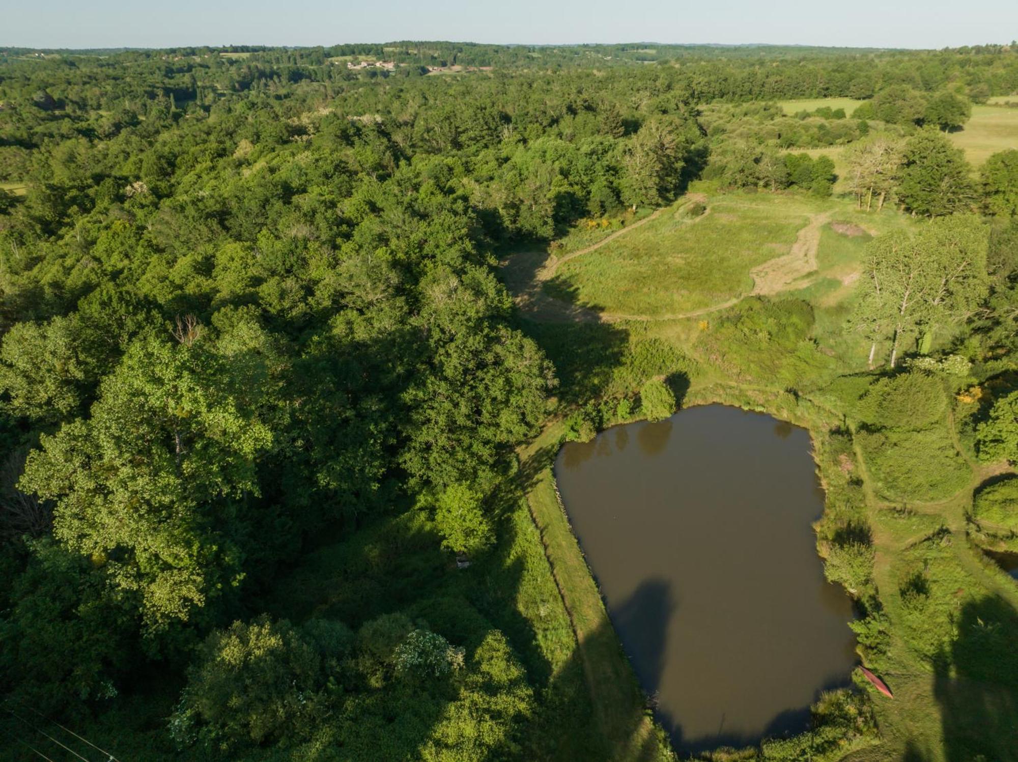 La Ferme Du Pont De Maumy, Cabane Au Bord De L'Etang Et Bain Nordique Busserolles Esterno foto